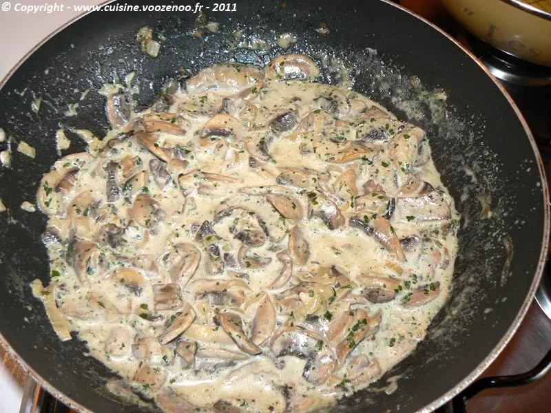 Tourte aux champignons et magrets de canard fumés préparation Tourte aux champignons et magrest de canard fumés préparation