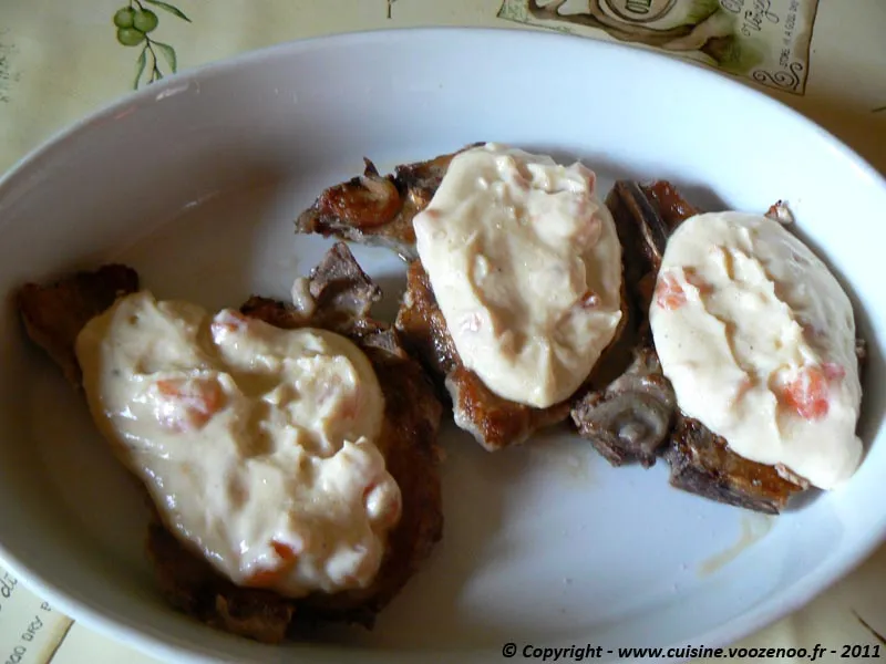 Côtes de porc gratinées au comté plat Côtes de porc gratinées au comté plat