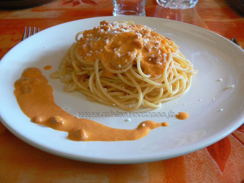 Spaghetti à la crème de poivrons rouges presentation