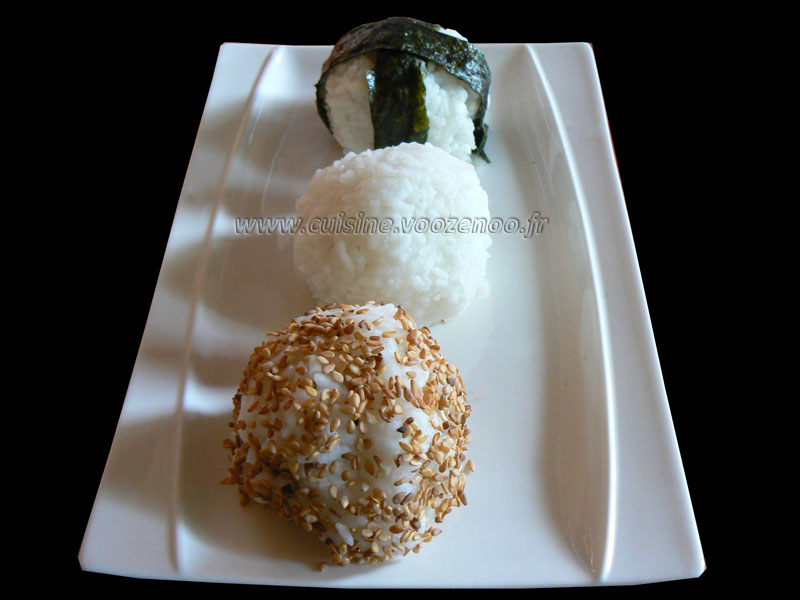 Onigiri, boulettes de riz au saumon et brocolis fin