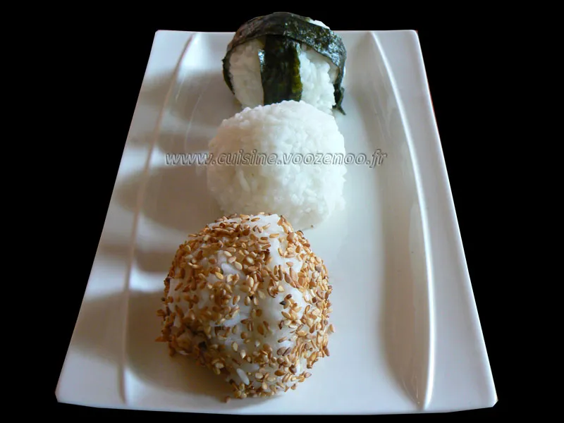 Onigiri, boulettes de riz au saumon et brocolis fin Onigiri, boulettes de riz au saumon et brocolis fin