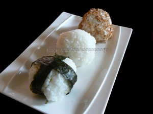 Onigiri, boulettes de riz au saumon et brocolis presentation