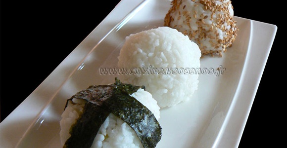 Onigiri, boulettes de saumon et brocolis