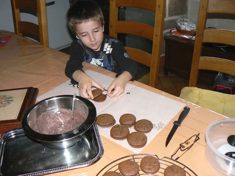 Whoopies "araignees" au chocolat etape4 Whoopies "araignees" au chocolat etape4