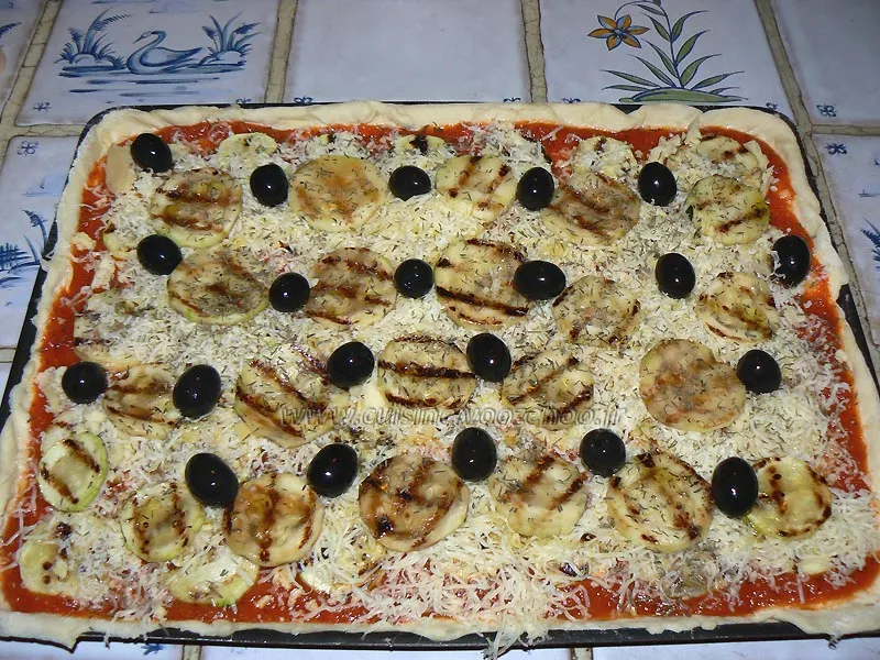 Pizza gourmande aux courgettes grillees etape3 Pizza gourmande aux courgettes grillees etape3