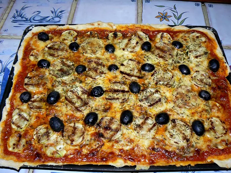 Pizza gourmande aux courgettes grillees fin Pizza gourmande aux courgettes grillees fin