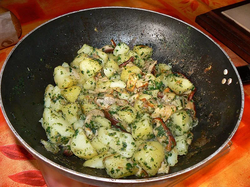 Cuisse de dinde sauce moutarde et poelée de cepes-pommes de terre fin Cuisse de dinde sauce moutarde et poelée de cepes-pommes de terre fin
