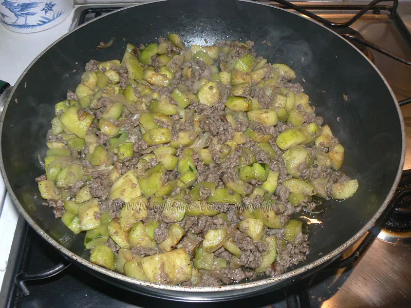 Crêpes fourrées aux courgettes et viande hachée etape1 Crêpes fourrées aux courgettes et viande hachée etape1