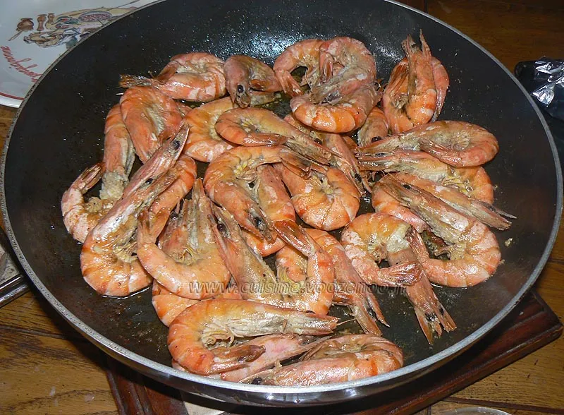 Gambas grillés à l'ail et citron, pomme de terre fin Gambas grillés à l'ail et citron, pomme de terre fin