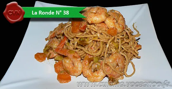 Nouilles chinoises sautées au lait de coco, curry, crevettes, carottes et poireaux
