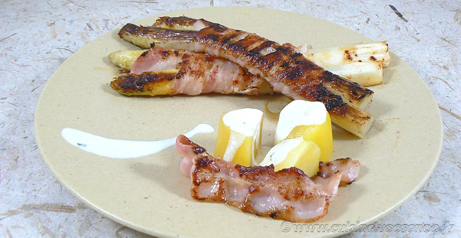 Roulés d'asperges vertes, crème au chèvre