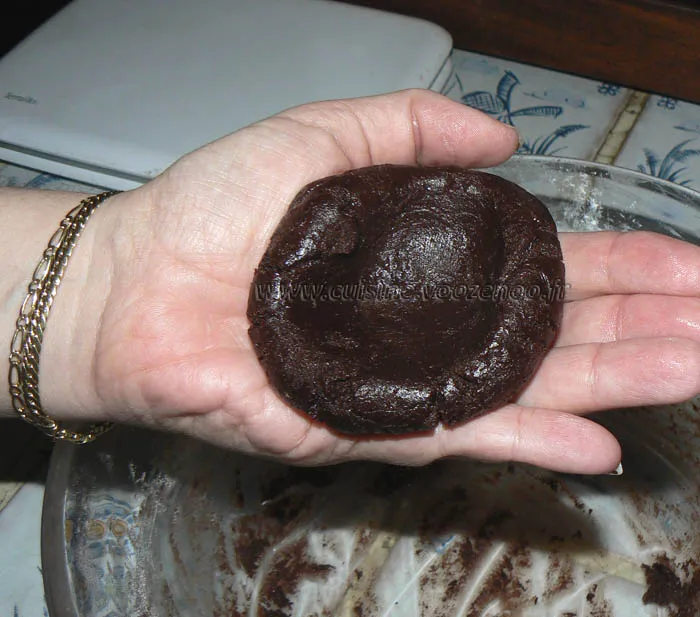 Cookies au chocolat avec coeur tendre au beurre de cacahuete etape4