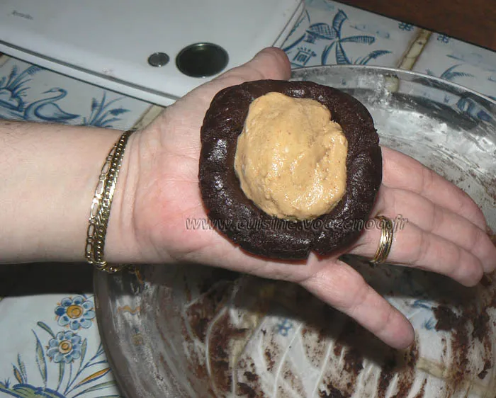 Cookies au chocolat avec coeur tendre au beurre de cacahuete etape5