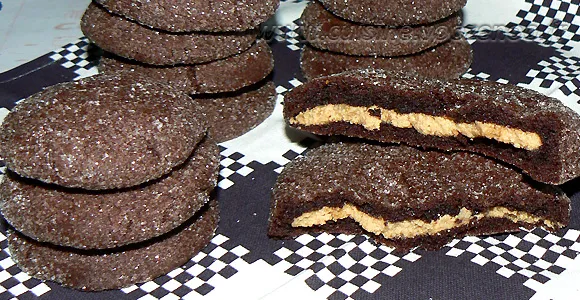 Cookies au chocolat avec un coeur tendre au beurre de cacahuète