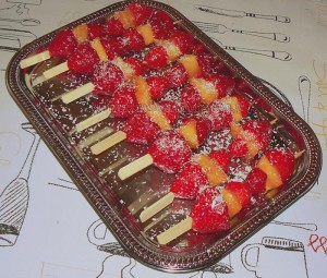 Brochettes de fraises-mangue au  sirop  de grenadine fin