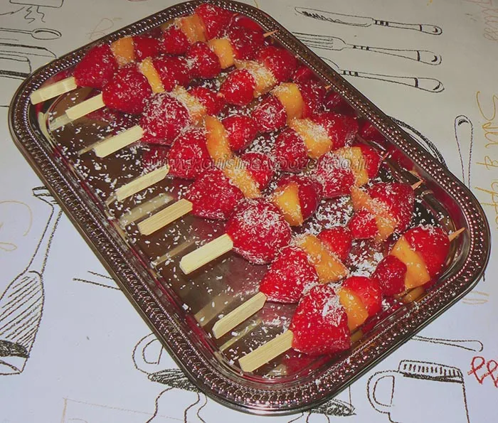 Brochettes de fraises-mangue au sirop de grenadine fin