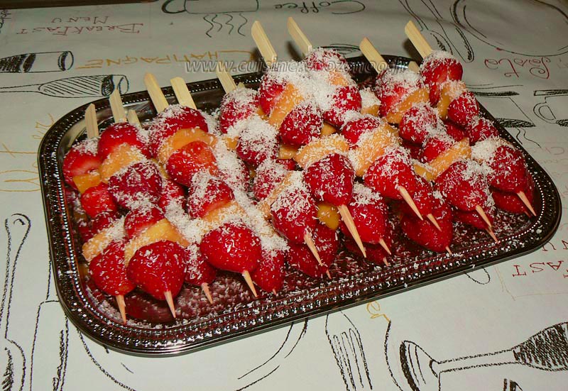 Brochettes de fraises-mangue au  sirop  de grenadine presentation
