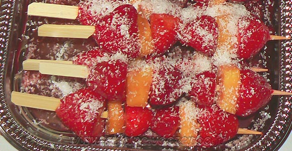 Brochettes de fraises-mangue au sirop de grenadine