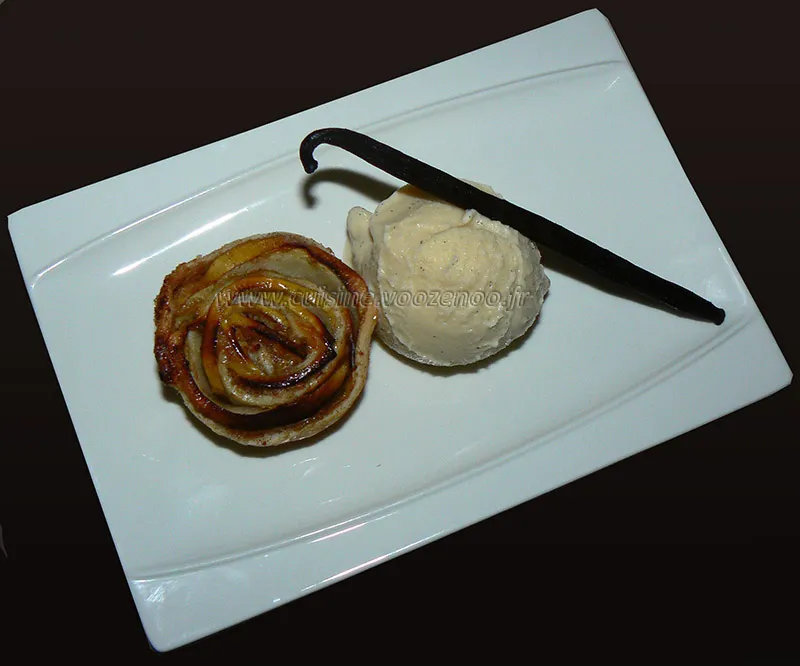 Glace à la vanille et rosaces aux pommes, cannelle