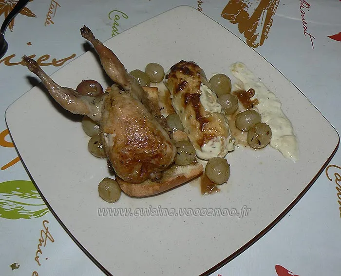Cailles aux raisins frais, quenelles sauce roquefort fin