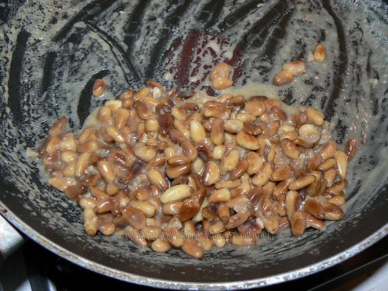 Petits gateaux au miel, coeur de pignons de pin caramelisés etape1