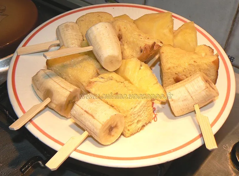 Brochettes de brioche perdue, fruits et sauce au chocolat etape6