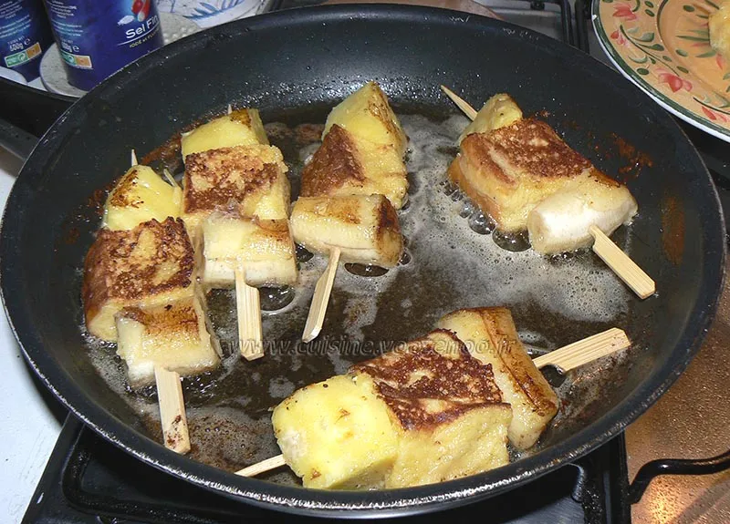 Brochettes de brioche perdue, fruits et sauce au chocolat etape7