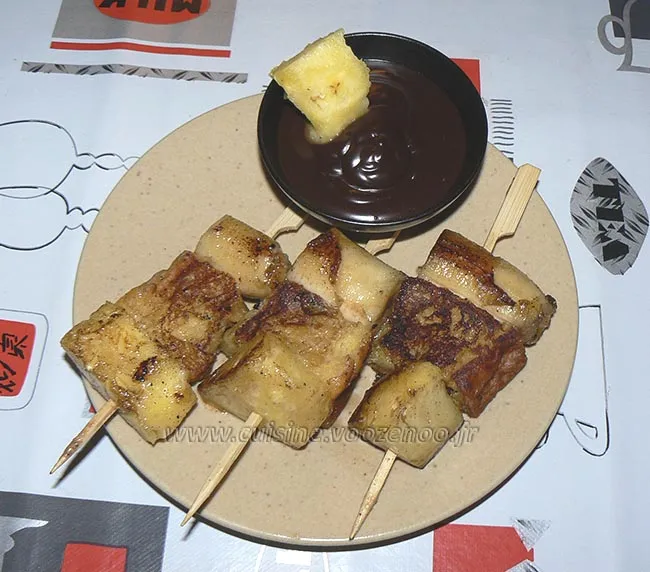 Brochettes de brioche perdue, fruits et sauce au chocolat fin
