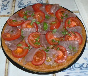 Tarte feuilletée fine au thon frais et tomates fin