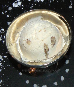 Glace vanillée au mascarpone, noix de pecan au caramel presentation