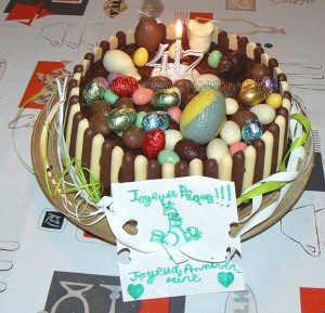 Gâteau au chocolat, finger et fruits rouges pour paques fin