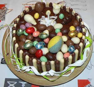 Gâteau au chocolat, finger et fruits rouges pour paques presentation