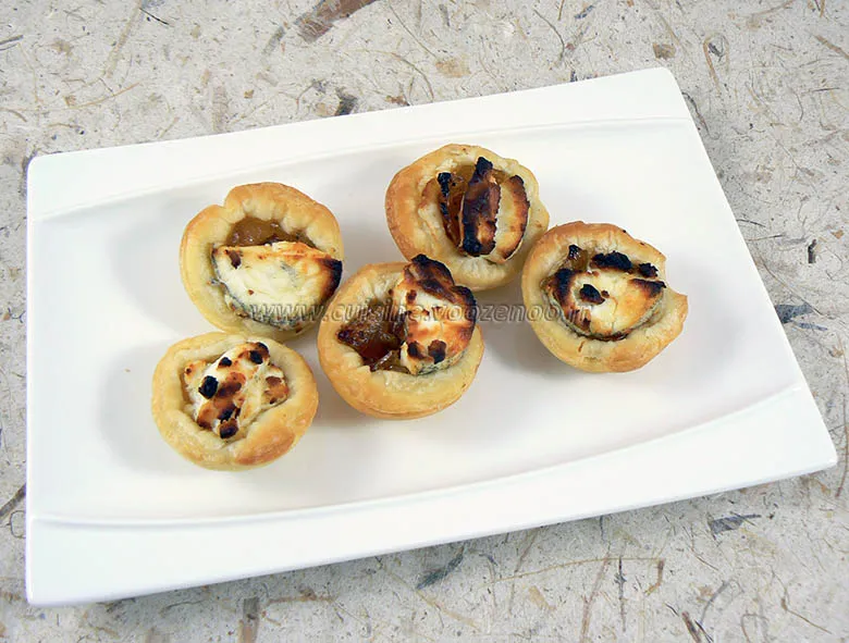 Mini tartelettes aux oignons confits et chèvre fin