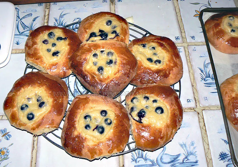 Briochettes à la crème pâtissiere et myrtilles fin