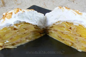 Gâteau de crêpes aux pommes, caramel beurre salé et meringue italienne