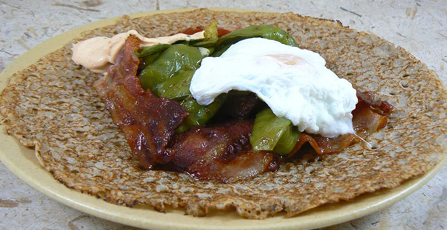 Tourtou à l’œuf poché, légumes et lard