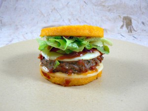 Hamburger de polenta au paprika steak de boeuf et chorizo presentation