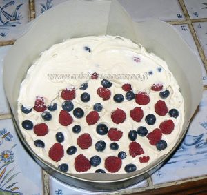 Cheesecake au chocolat blanc, framboises et myrtilles etape2