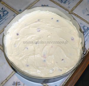 Cheesecake au chocolat blanc, framboises et myrtilles etape3