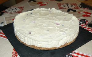 Cheesecake au chocolat blanc, framboises et myrtilles fin