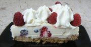 Cheesecake au chocolat blanc, framboises et myrtilles slider