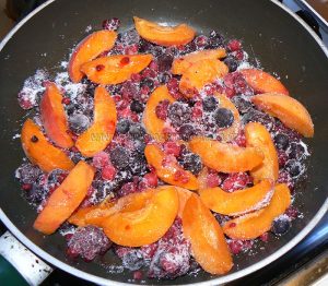 Roulé croustillant aux abricots et fruits rouges etape1