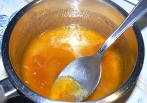 Tarte aux noix et caramel, glaçage à l'abricot étape5
