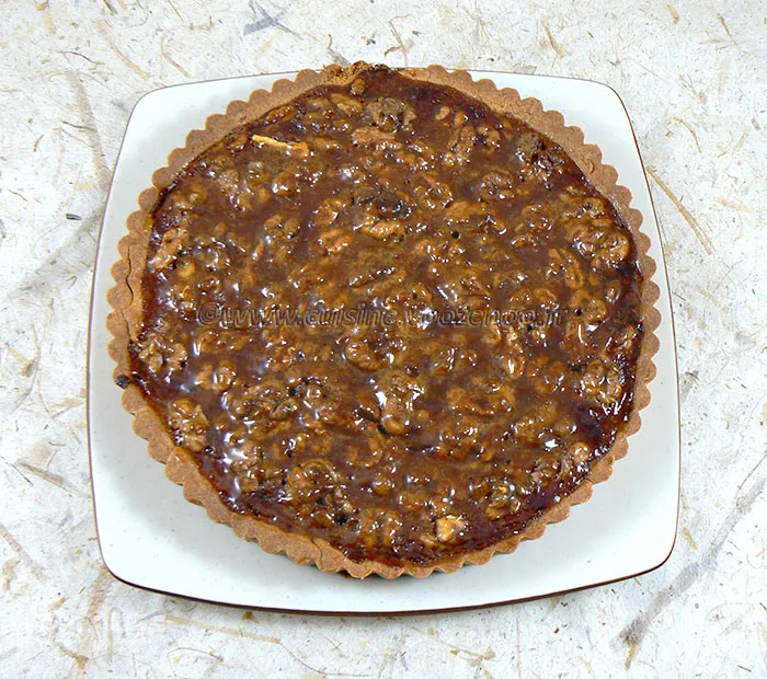 Tarte aux noix et caramel, glaçage à l'abricot fin