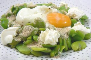 Salade de fèves au fromage frais, œuf poché slider
