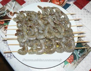 Brochettes de crevettes à la plancha et salade exotique etape2
