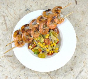 Brochettes de crevettes à la plancha et salade exotique presentation