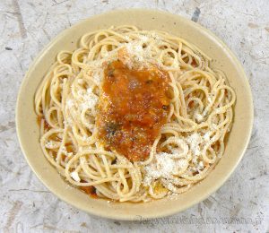 Spaghettis, sauce tomates fraiches provençale presentation