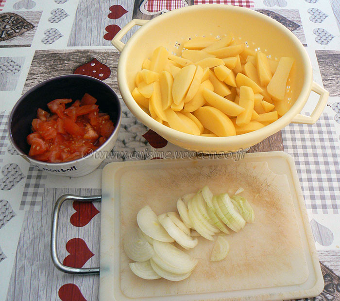 Pommes de terre confites à la tomate, thon et olives noires etape1