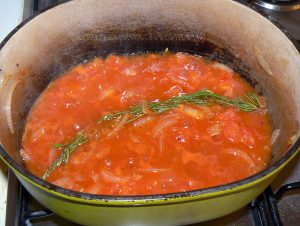 Pommes de terre confites à la tomate, thon et olives noires etape3